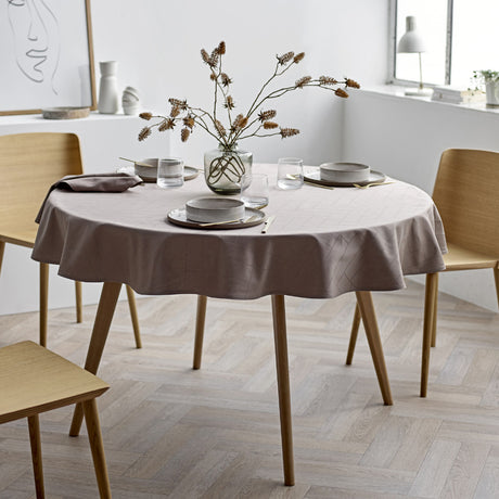 Södahl Tiles runde Damast Tischdecke Ø 180 cm - Taupe, Ambienteaufnahme