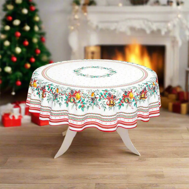 Sylvestre Weiß – Runde französische Weihnachtstischdecke mit Acrylbeschichtung, Ø 230 cm, Ambienteaufnahme