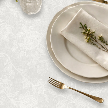 Tamayo Blanco – Jacquardgewebte abwaschbare Tischdecke in Offwhite, 160 cm breit, Nahaufnahme