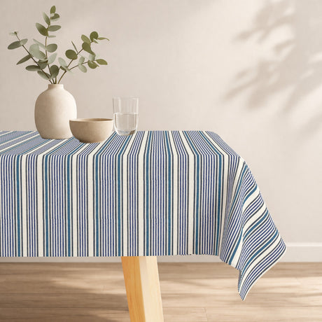Tarsila – Abwaschbare Tischdecke mit blauen Querstreifen, 160 cm breit, Ambiente