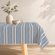 Tarsila – Abwaschbare Tischdecke mit blauen Querstreifen, Ambiente