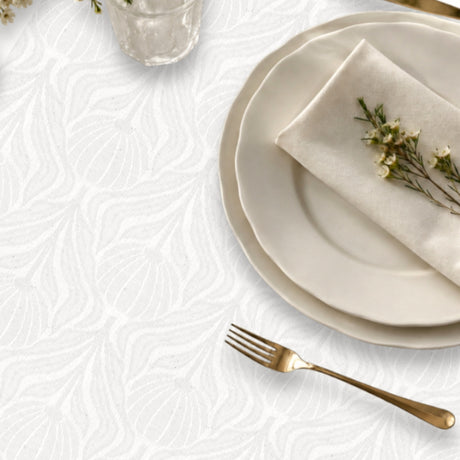 Tessai Blanco – jacquardgewebte abwaschbare Tischdecke in Offwhite, 160 cm breit, Nahaufnahme