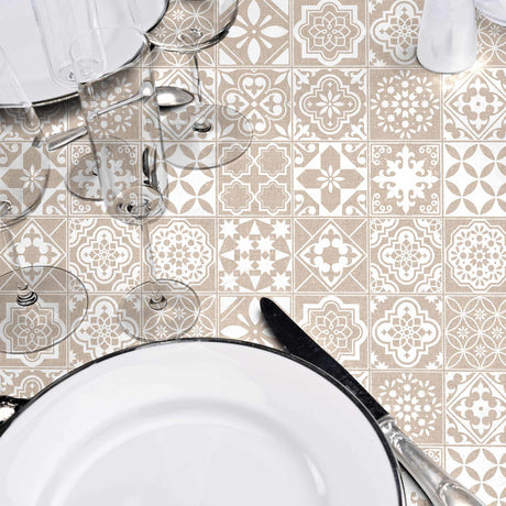 Textilia Carella – Runde Wachstuch-Tischdecke mit klassischem Kachelmuster in Beige, Ø 155 cm, Nahaufnahme