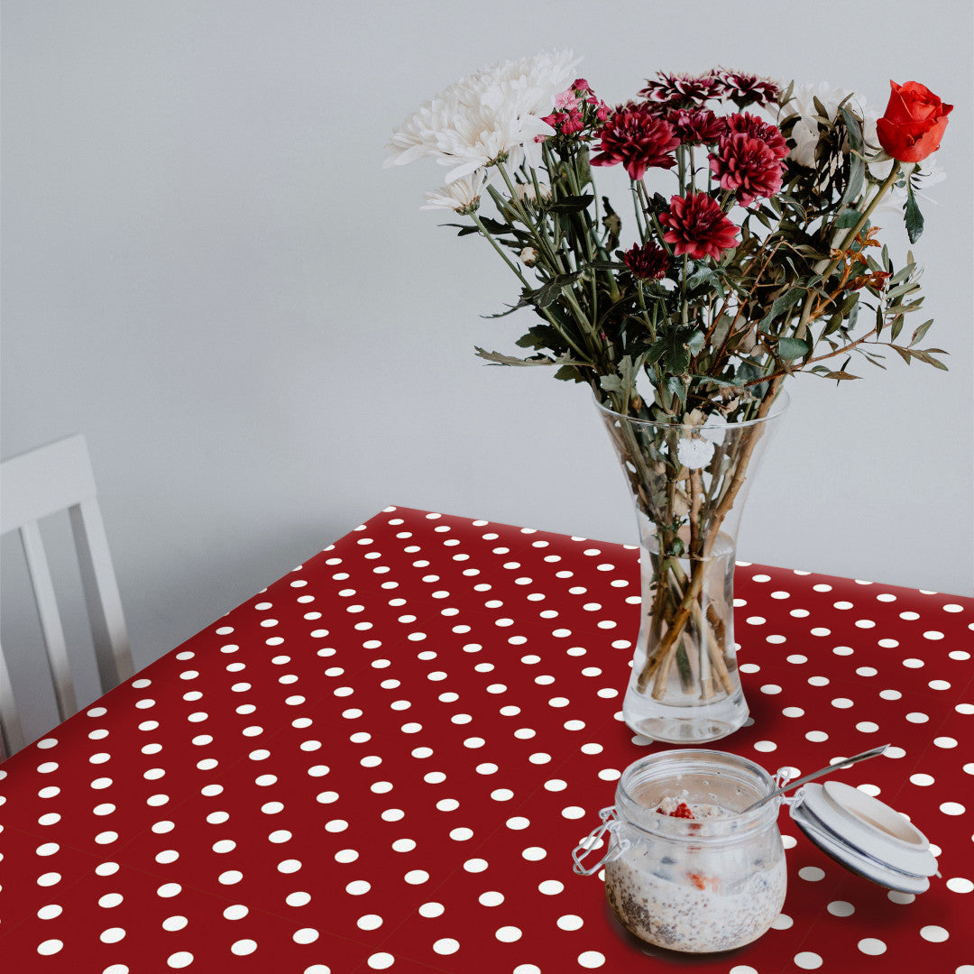 Top Dots Red - dunkelrote Wachstuch Tischdecke mit weißen Punkten, Ambiente