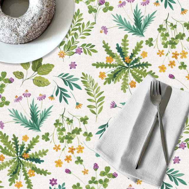 Vild Kløver – Wachstuch Tischdecke mit Blumen und Kräutern, 160 cm breit, Tischdekoration