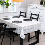 White Chantilly – weiße Wachstuch Tischdecke in Spitzenoptik mit klassischem Rosettenmuster, Ambienteaufnahme
