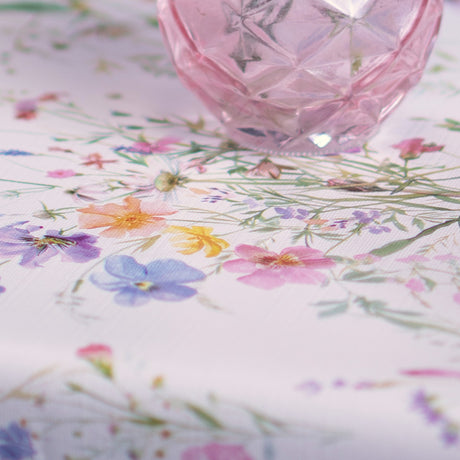 Wildflower Mist – Wachstuch Tischdecke mit Wiesenblumen, Nahaufnahme