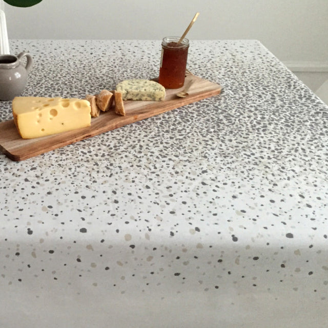 Spotti Staubbeige, abwaschbare Tischdecke