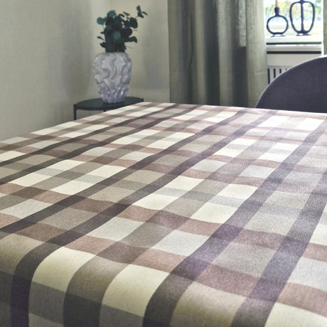 Alistair Braun - Abwaschbare Tischdecke mit Karomuster