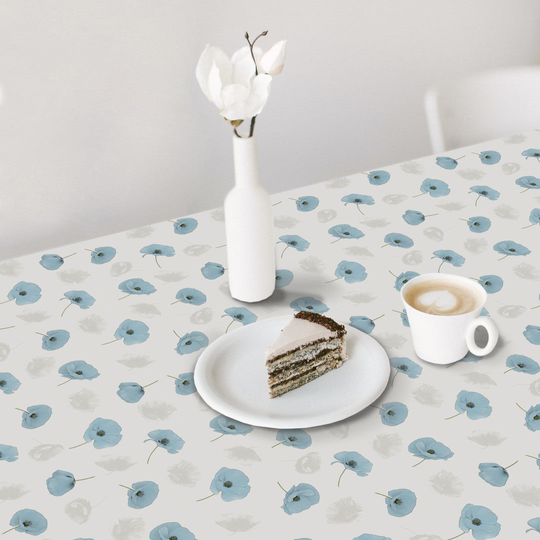 Amapolas Blue – Wachstuch Tischdecke mit feinen blauen Mohnblumen