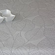 Amberes Jacquard, graue Blätter. Jacquardgewebte abwaschbare Tischdecke mit grauen Blattkonturen auf naturfarbenem Grund