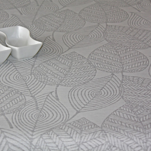 Amberes Jacquard, graue Blätter. Jacquardgewebte abwaschbare Tischdecke mit grauen Blattkonturen auf naturfarbenem Grund