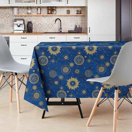 Astra Blau – Wachstuch Tischdecke mit Sternenhimmel in Gold, Ambiente