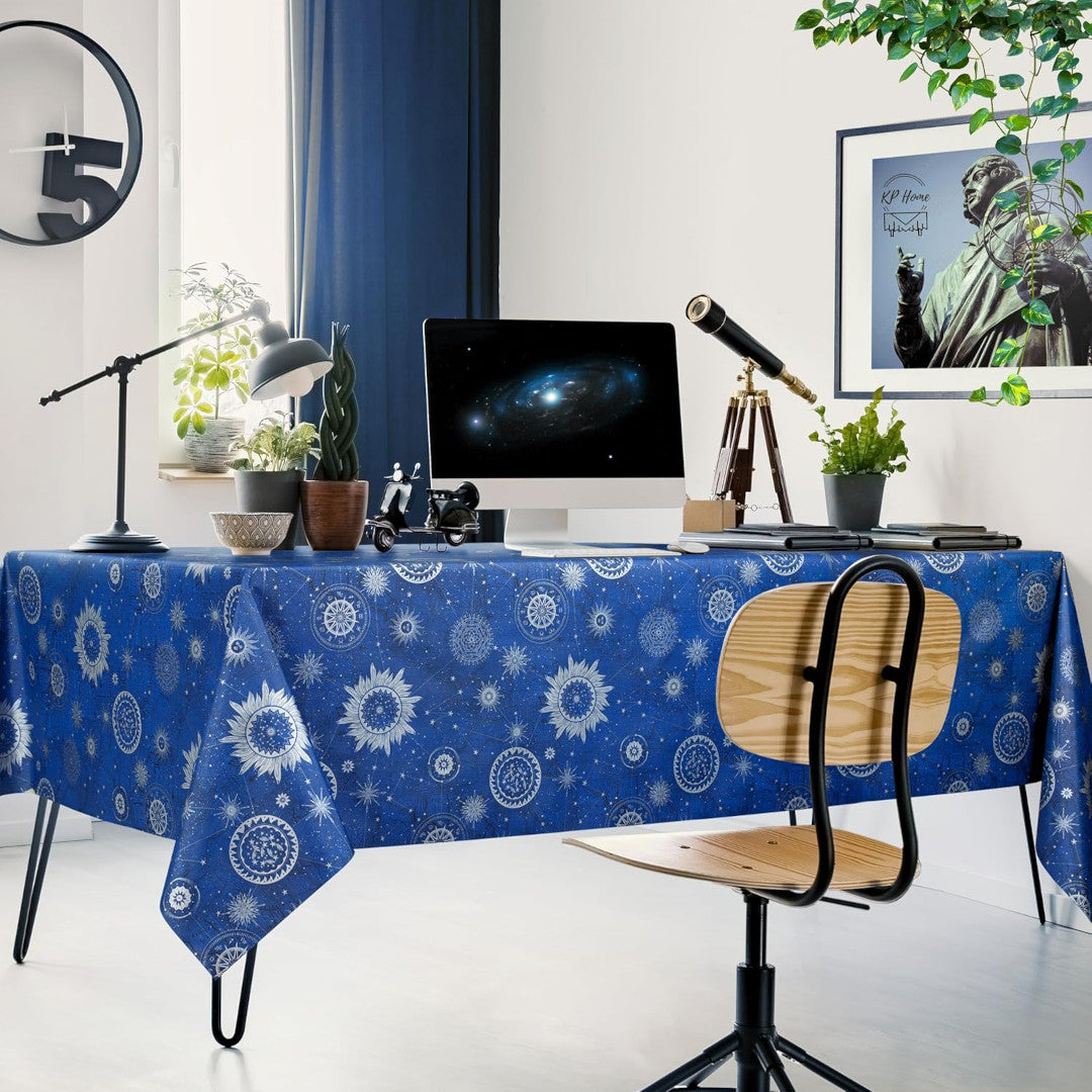 Astra Blau – Wachstuch Tischdecke mit Sternenhimmel in Silber, Ambiente