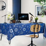 Astra Blau – Wachstuch Tischdecke mit Sternenhimmel in Silber, Ambiente