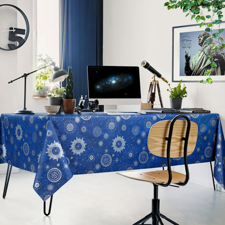 Astra Blau – Wachstuch Tischdecke mit Sternenhimmel in Silber, Ambiente