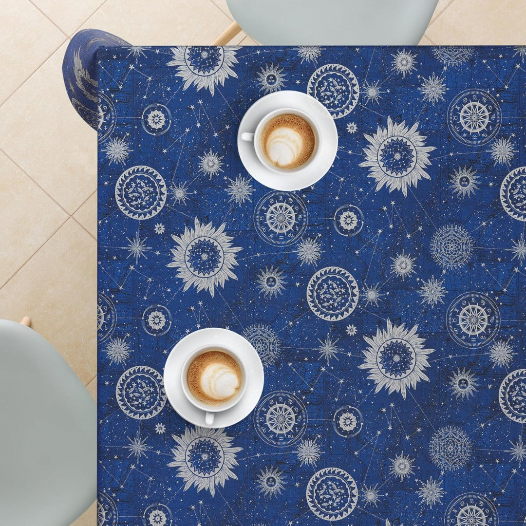 Astra Blau – Wachstuch Tischdecke mit Sternenhimmel in Silber