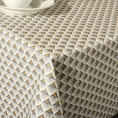 Baker Taupe – Abwaschbare Tischdecke mit schönem grafischem Motiv
