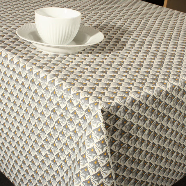 Baker Taupe – Abwaschbare Tischdecke mit schönem grafischem Motiv