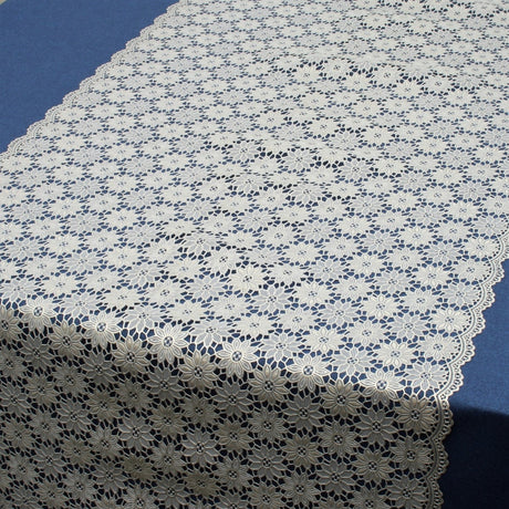 Tischläufer aus Spitze mit kleinem Blumenmotiv, Weiß/Silber