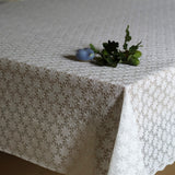 Daisy Lace – Weiße Wachstuch Tischdecke mit kleinen Blumen