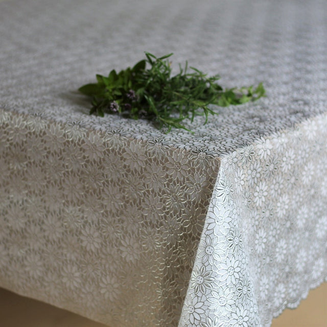 Wachstuch Tischdecke mit Spitze, weiß mit silberner Blume