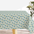 Blue Roses – helle abwaschbare Tischdecke mit blauen Rosen