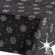 Brina Black Silver – Schwarze abwaschbare Weihnachtstischdecke mit silbernen Eiskristallen