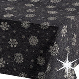 Brina Black Silver – Schwarze abwaschbare Weihnachtstischdecke mit silbernen Eiskristallen