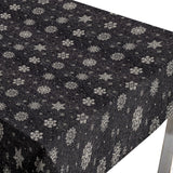 Brina Black Silver – Schwarze abwaschbare Weihnachtstischdecke mit silbernen Eiskristallen