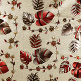 Nahaufnahme der Caprice Metallic Red Wachstuch Tischdecke mit Blättern und Blumen
