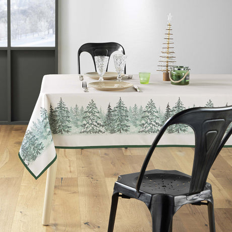 Christmas - Nahaufnahme einer Tischdekoration mit Tannenbaum-Motiv