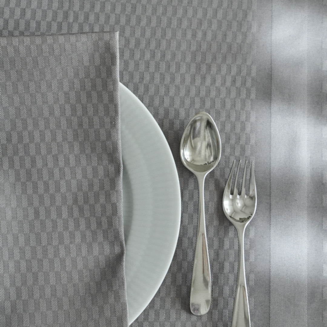 Compliments Damast Tischdecke Tile, Silbergrau - 150 x 350 cm, Nahaufnahme