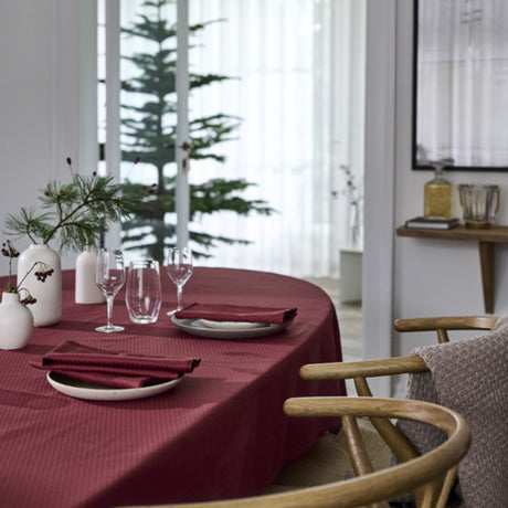 Compliments Damast Tischdecke Tile, Weinrot - 150 x 350 cm