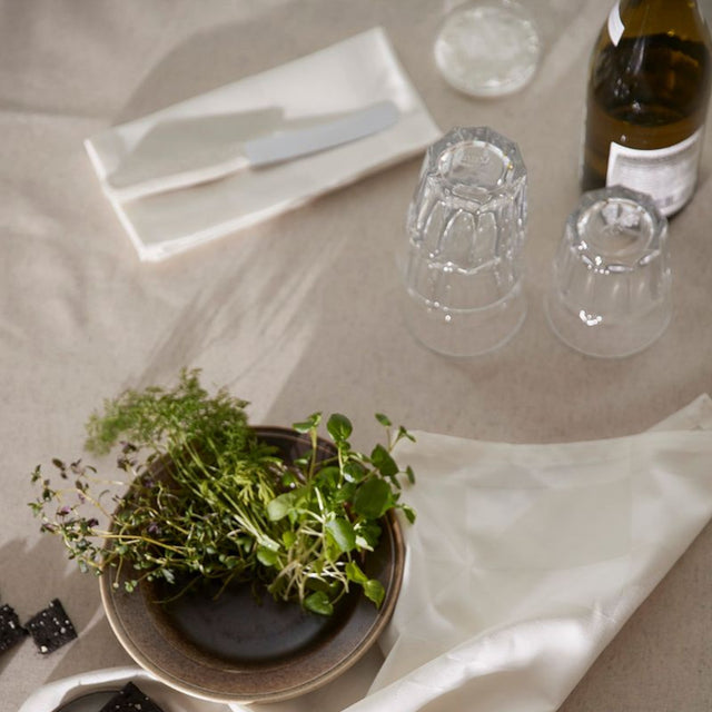 Compliments Flax Hell Natur – Abwaschbare Tischdecke mit rutschfester Unterseite, 160 cm breit