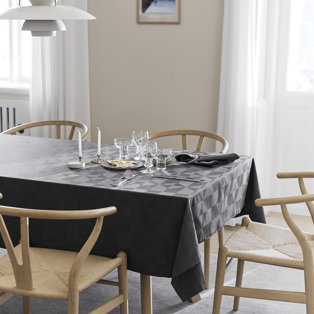 Compliments Wind Damast Tischdecke, grau - 140 x 180 cm, Ambienteaufnahme