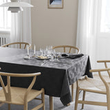 Compliments Wind Damast Tischdecke, grau – 140 x 370 cm, Ambienteaufnahme