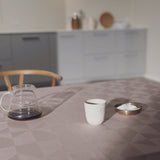 Compliments Wind Damast Tischdecke, Rosa - 140 x 180 cm, Ambienteaufnahme