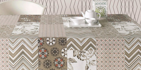 Courbet Beige, abwaschbare Tischdecke mit Patchwork-Karo, 180 cm breit