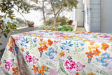 Dufthaven - Weiße Wachstuch Tischdecke mit farbenfrohen Blumen, auf der Terrasse