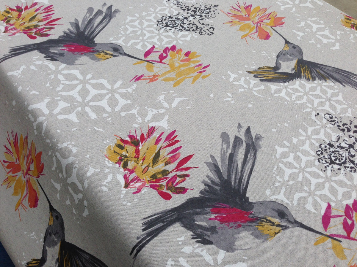 Elvire Grau – Abwaschbare Tischdecke mit schönen Kolibris in Leinenoptik – 150 cm breit