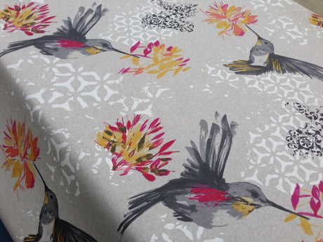 Elvire Grau – Abwaschbare Tischdecke mit schönen Kolibris in Leinenoptik – 150 cm breit