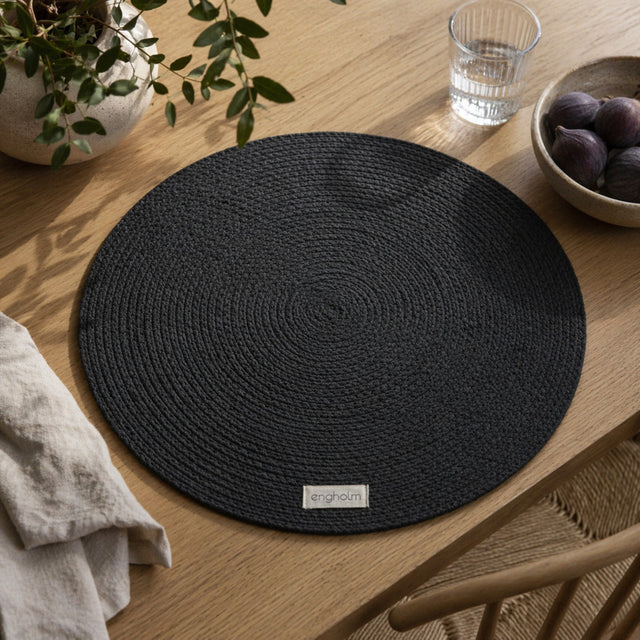 Engholm Thor rundes Tischset in Grau – Ø40 cm, Ambiente