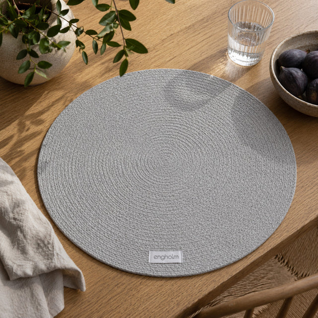 Engholm Thor Rundes Tischset in Stahl – Ø40 cm, Ambiente