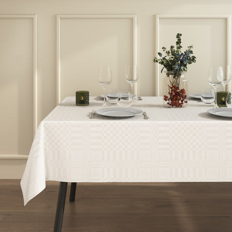 Ambienteaufnahme mit abwaschbarer Tischdecke Estratela Offwhite Karo auf dem Tisch