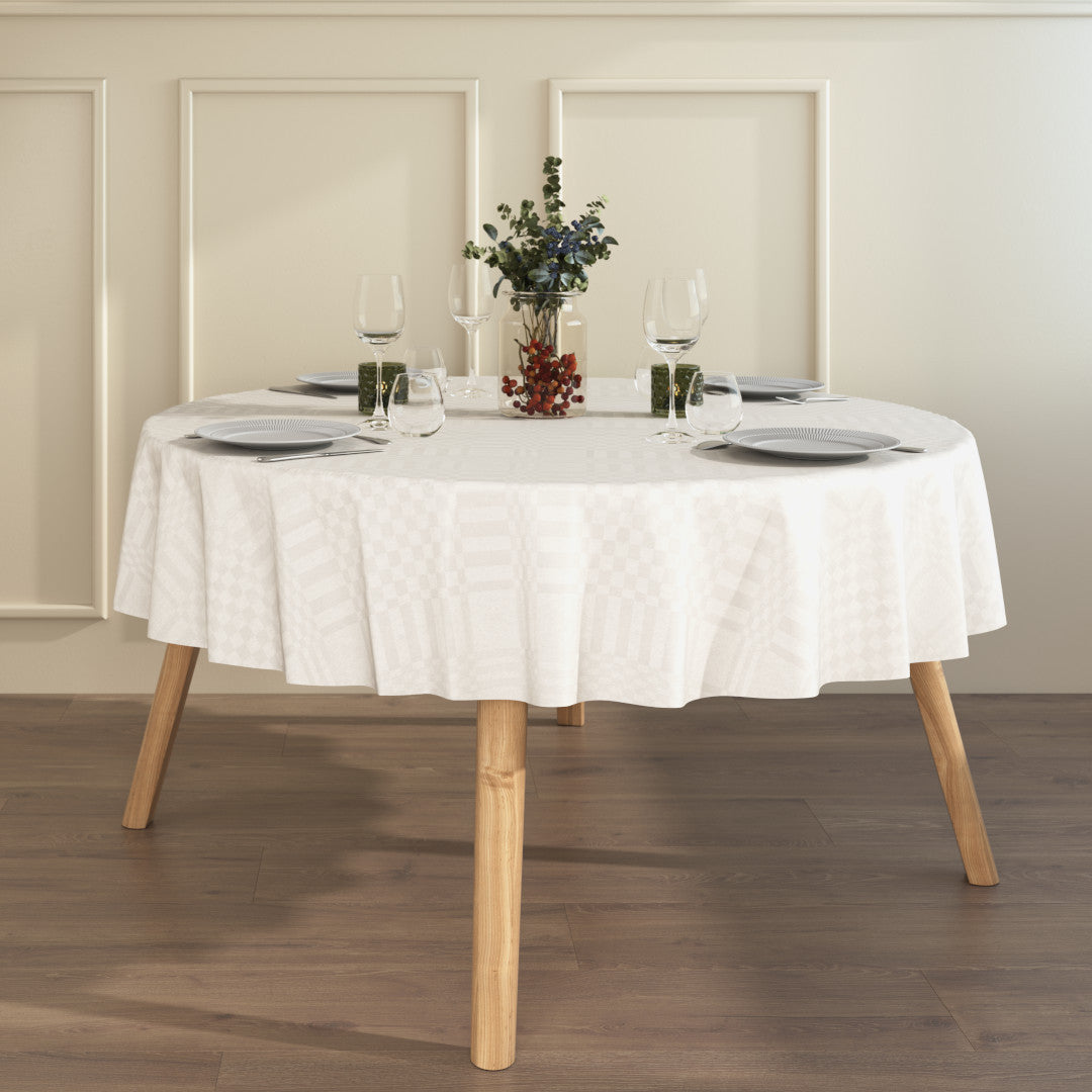 Ambienteaufnahme mit runder abwaschbarer Tischdecke - Estratela Offwhite Karo
