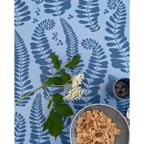 Fern Blue - Notes by Susanne Schjerning - abwaschbare Tischdecke mit rutschfester Unterseite