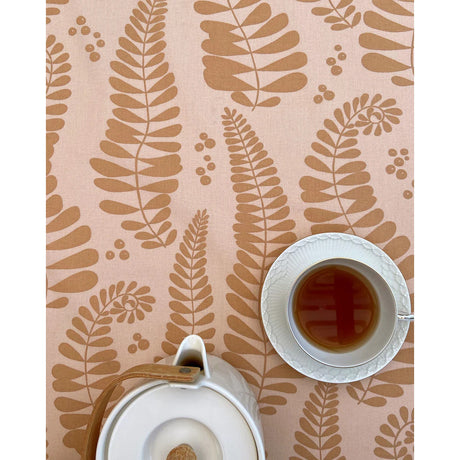 Fern Sweet Almond - Notes by Susanne Schjerning - abwaschbare Tischdecke mit rutschfester Unterseite