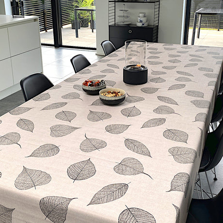 Wachstuch Tischdecke mit detaillierten schwarzen Blättern und Leinenoptik auf dem Tisch