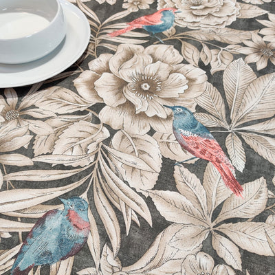 Finkens Dans – Abwaschbare Tischdecke mit prächtigen Blumen und Vögeln